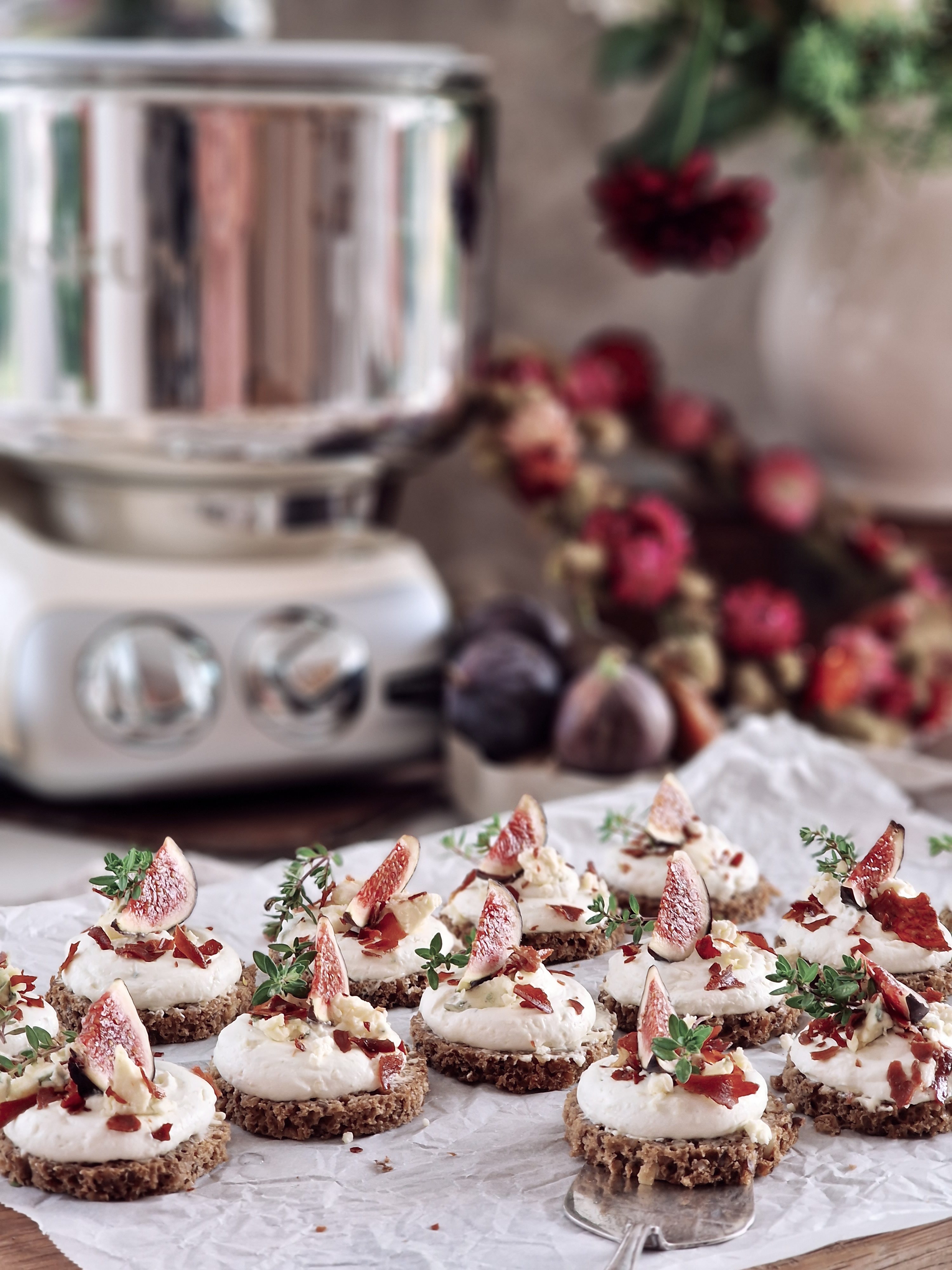 Festliches Kanapee - Roggenbrot mit Schinken, Blauschimmelkäse und Feigen